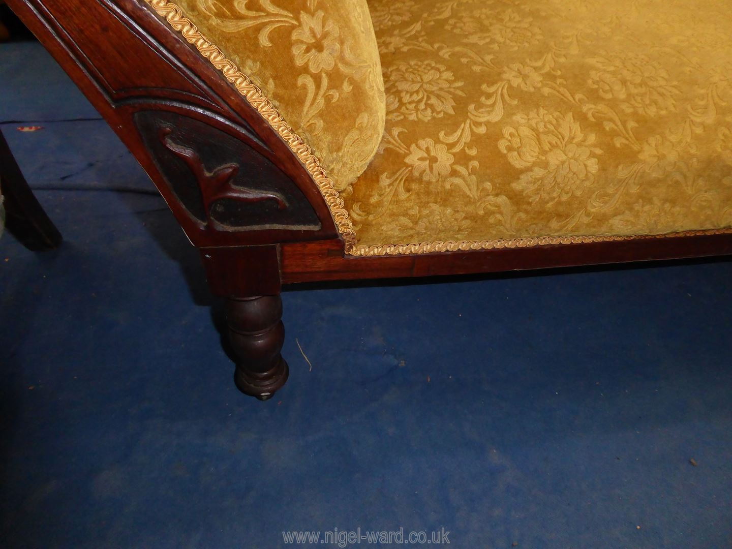 A circa 1900 Chaise Longue standing on turned legs and upholstered in brown/gold coloured shadow - Image 5 of 5