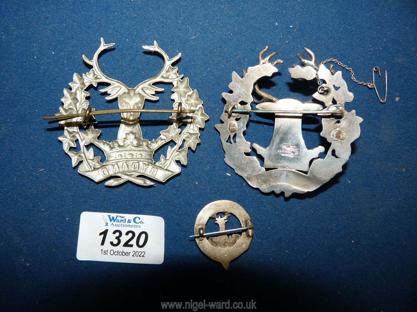 A Gordon Highlanders 'Bydand' badge, British Army military badge, plus two other similar badges. - Image 3 of 3