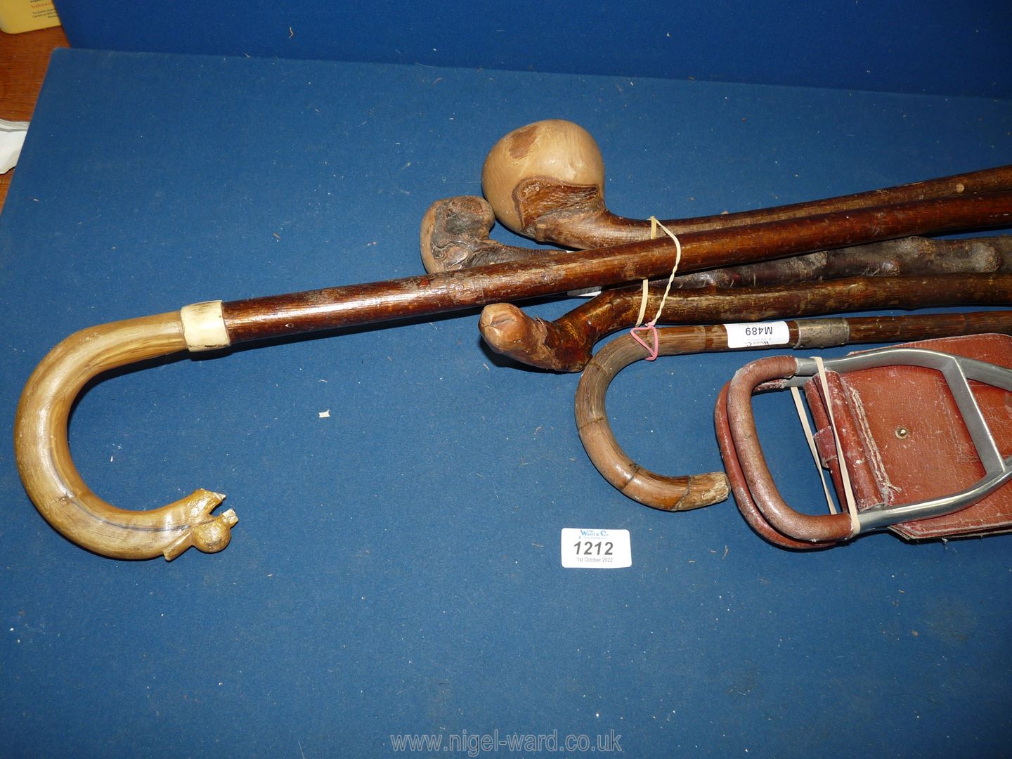 A quantity of walking sticks to include; shooting, horn handled, knop handled, - Bild 2 aus 2