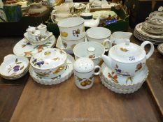 A good quantity of Royal Worcester Evesham including oval plates, flan dish, souffle dishes,