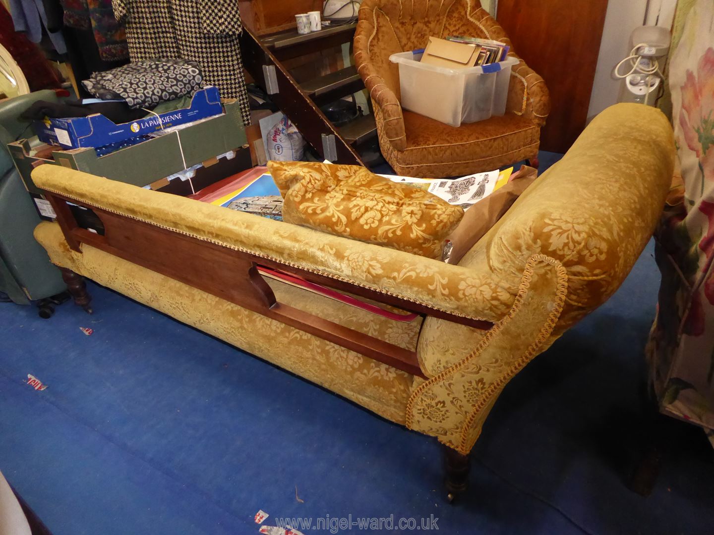 A circa 1900 Chaise Longue standing on turned legs and upholstered in brown/gold coloured shadow - Image 2 of 5