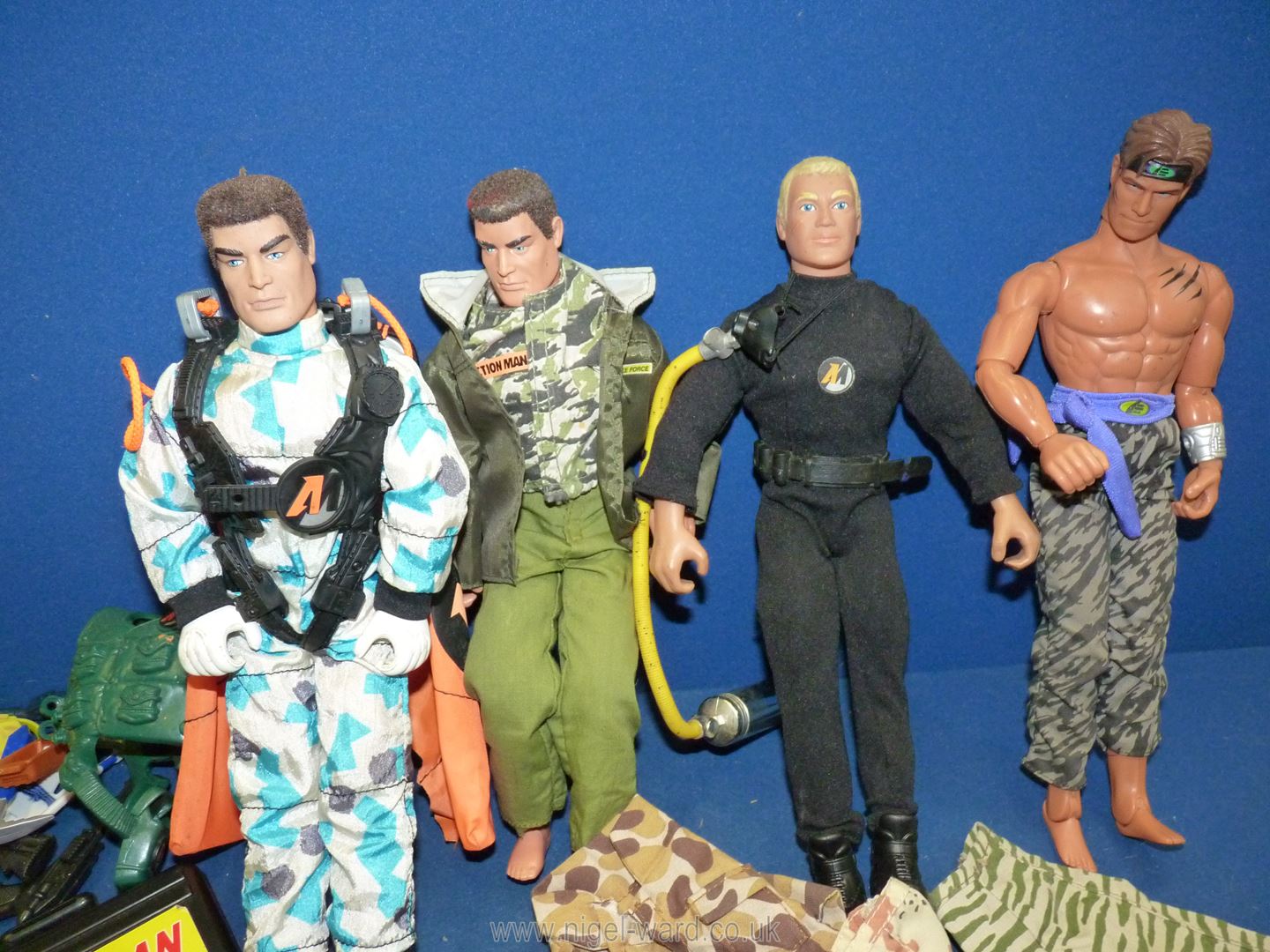 Four Action Men figures with all accessories, guns, briefcases, skies, boots, helmets and clothes. - Bild 2 aus 3