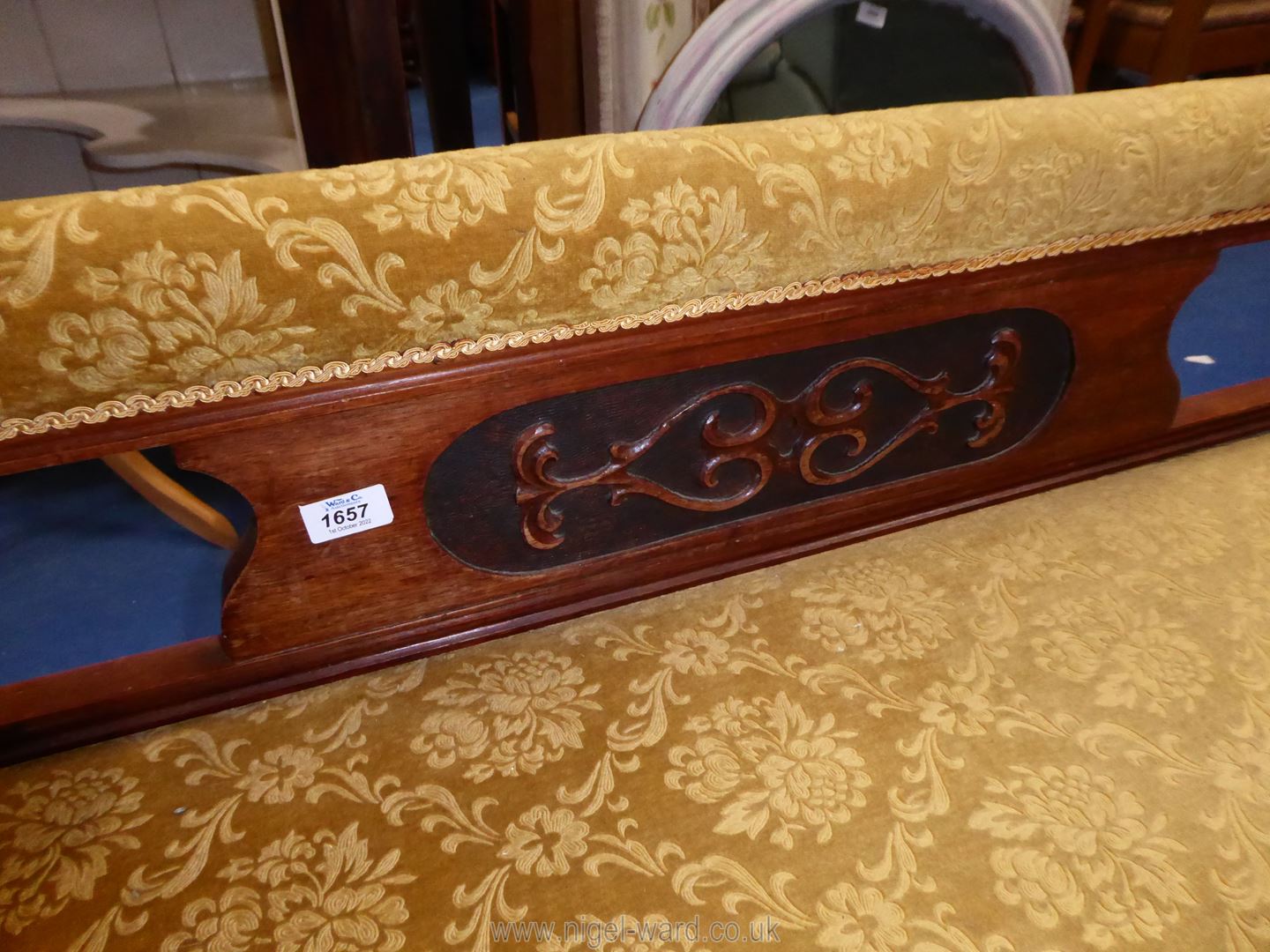 A circa 1900 Chaise Longue standing on turned legs and upholstered in brown/gold coloured shadow - Image 3 of 5