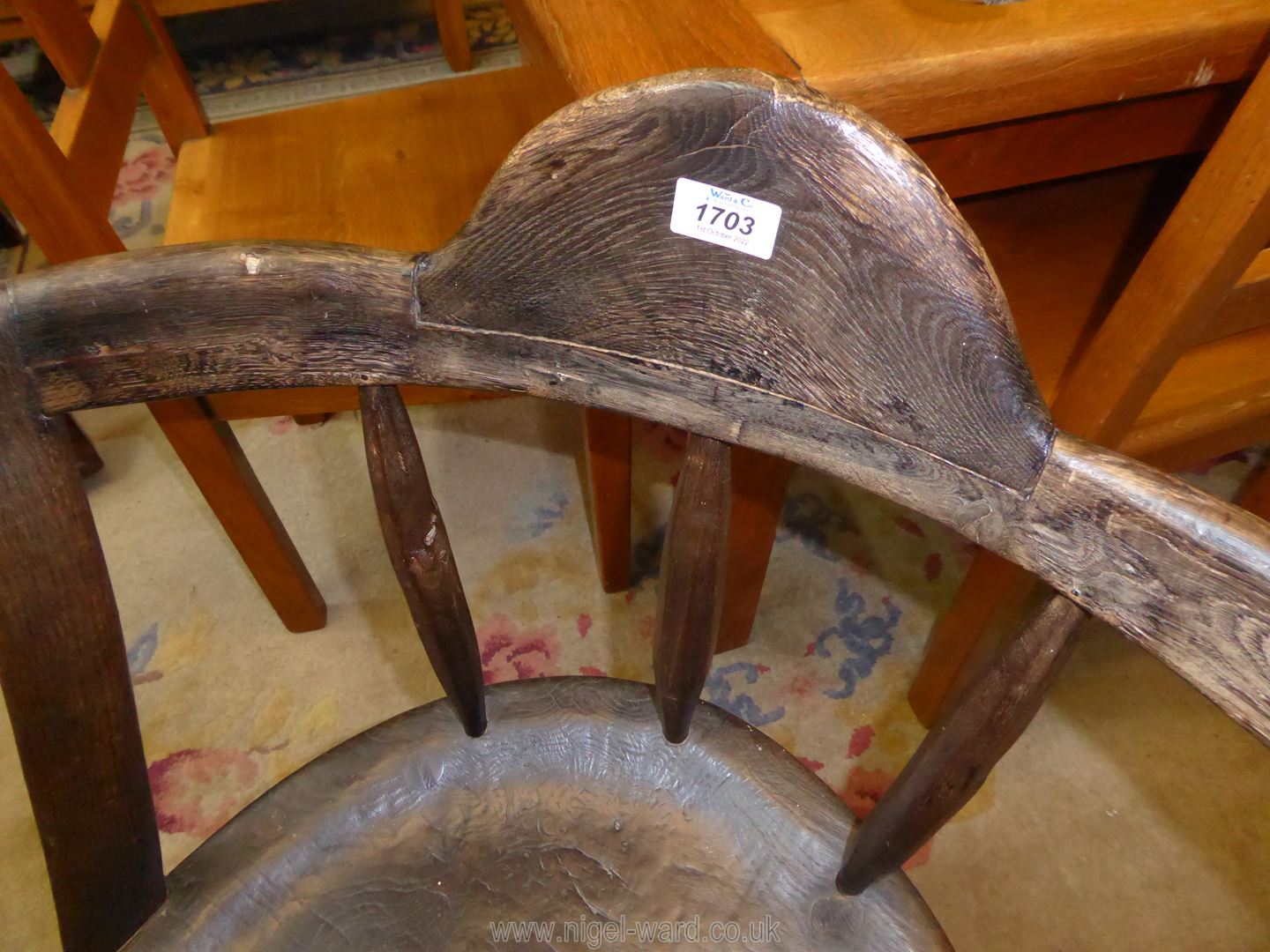 A collectable early Primitive and rustic comb back Chair having a solid Elm shaped seat, - Image 4 of 4