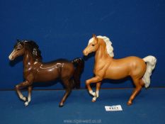 Two prancing Beswick horses, bay and palomino, with matt finish, 7".