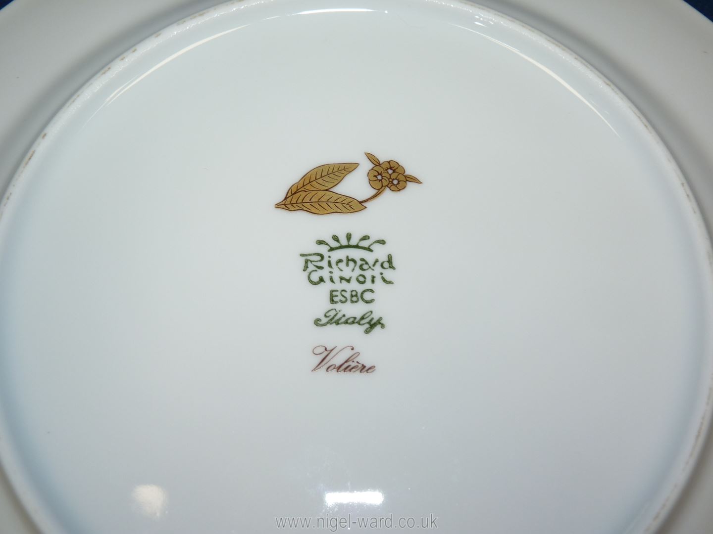 A rare porcelain Plate featuring a Finch by Richard Ginori from the bird series, 8 1/2'' diameter. - Image 2 of 2