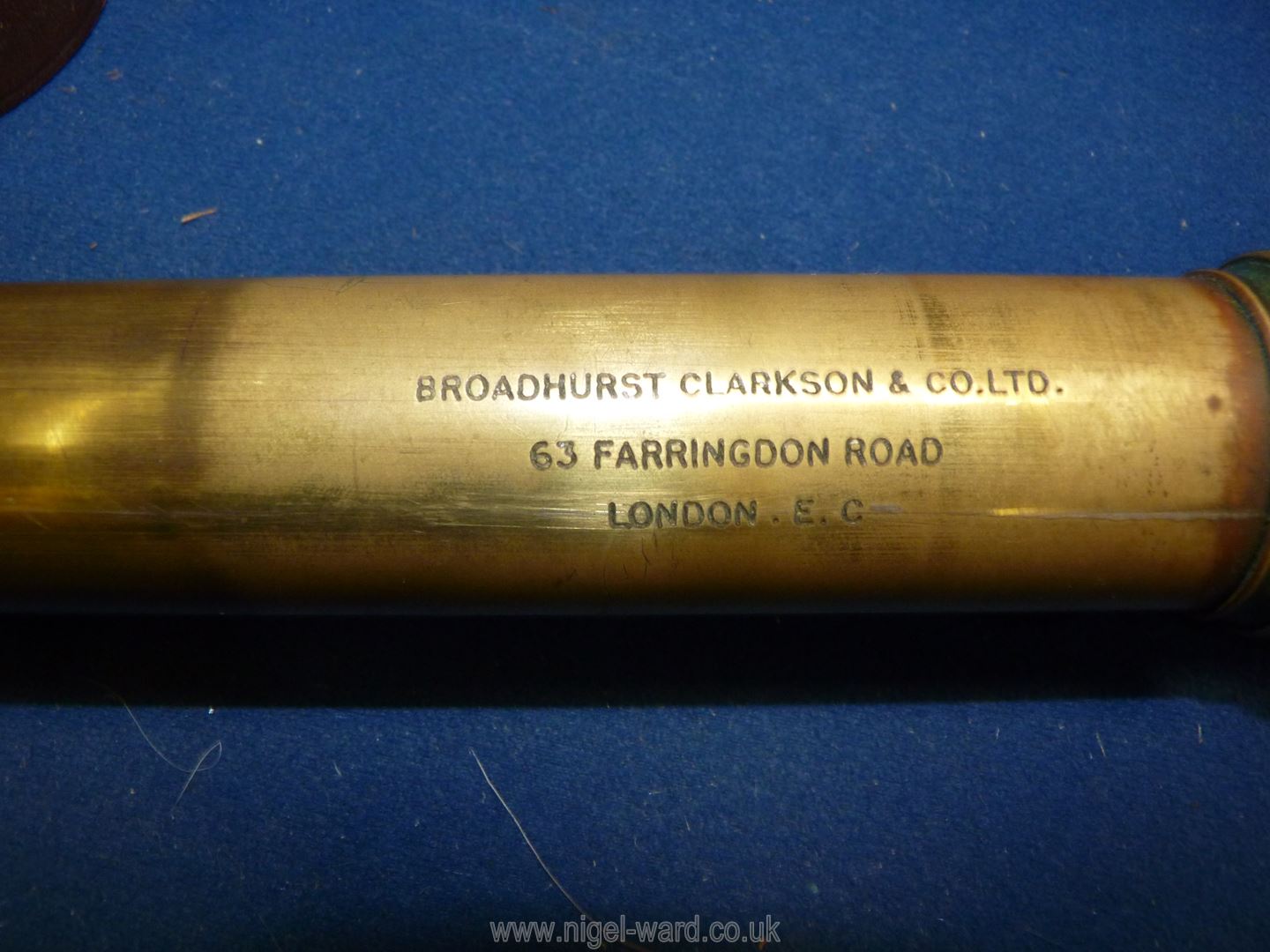 A vintage brass and leather four-draw Telescope by Broadhurst Clarkson & Co Ltd, needing repair. - Bild 2 aus 2