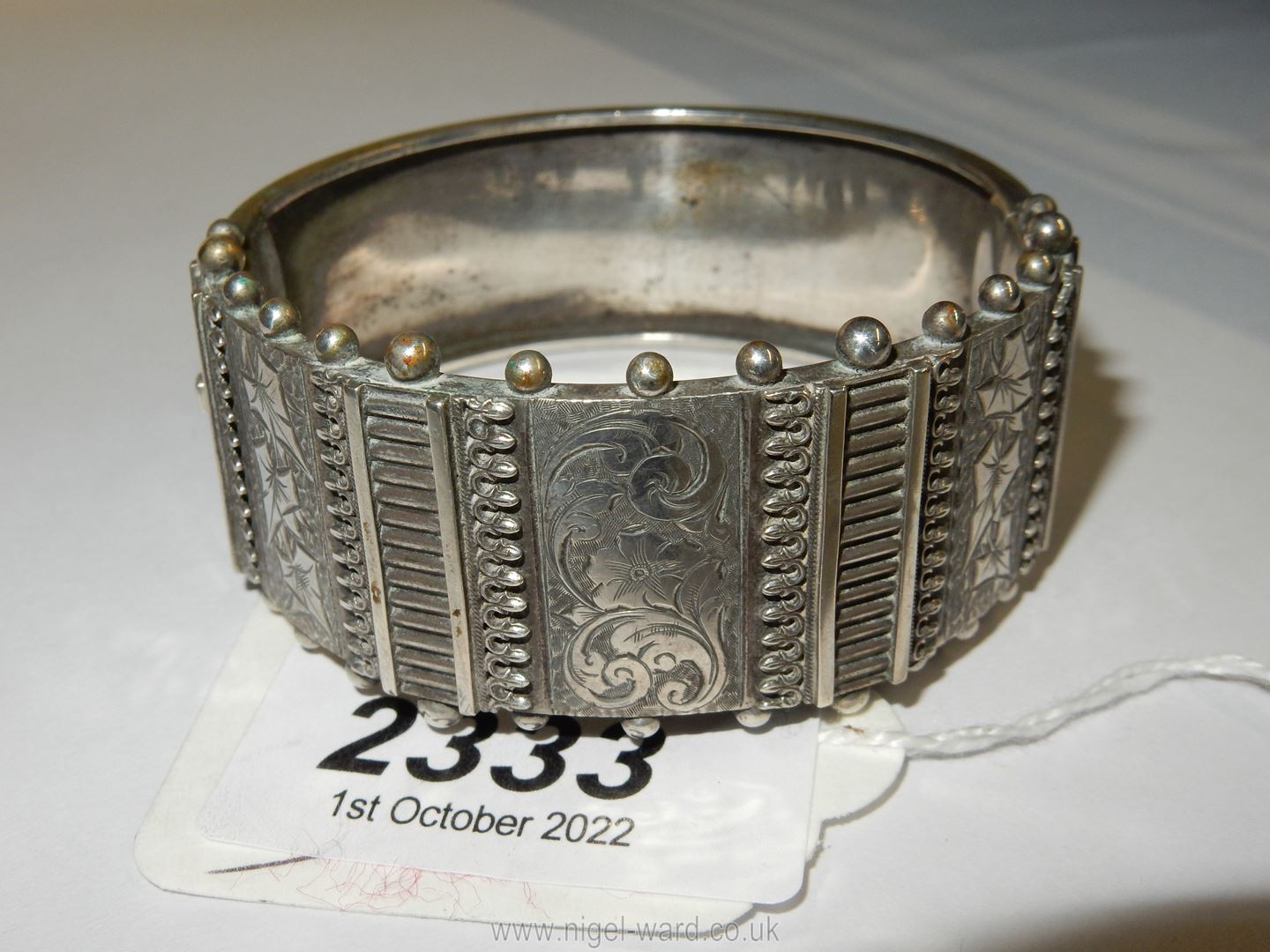 A sterling silver bangle with hammer work and knob detail plus one other silver bracelet. - Bild 2 aus 4
