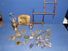 A small quantity of metals including horse brasses, letter rack, a small oil lamp,