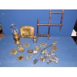 A small quantity of metals including horse brasses, letter rack, a small oil lamp,