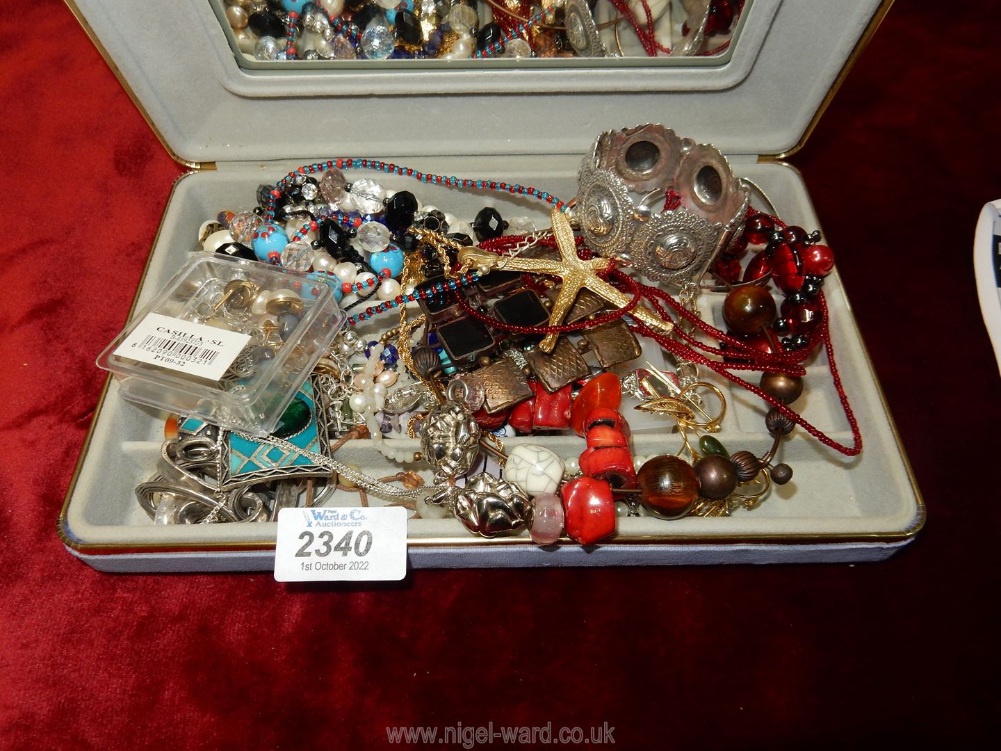 A quantity of costume jewellery to include; brooches, earrings, bracelets, necklaces, etc.