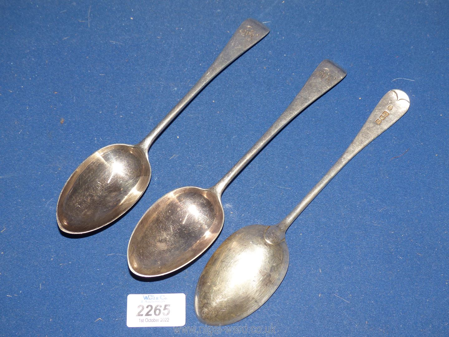 Three Silver serving Spoons, London 1906, Robert Stebbings, 215 gms.