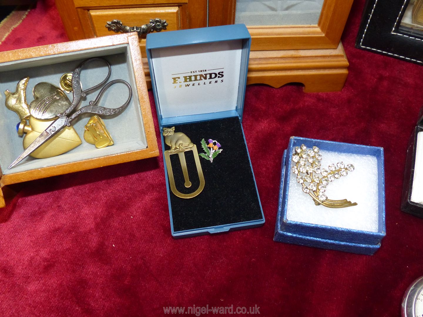 Nine assorted gents watches, a wooden jewellery box plus an assortment of brooches, - Image 4 of 4
