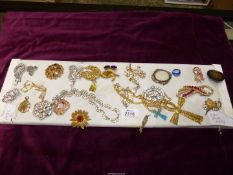 A quantity of jewellery including brooches (approx.