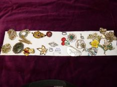 A tray of mixed brooches (approx. 20): cherry, yellow flower, kangaroo etc.