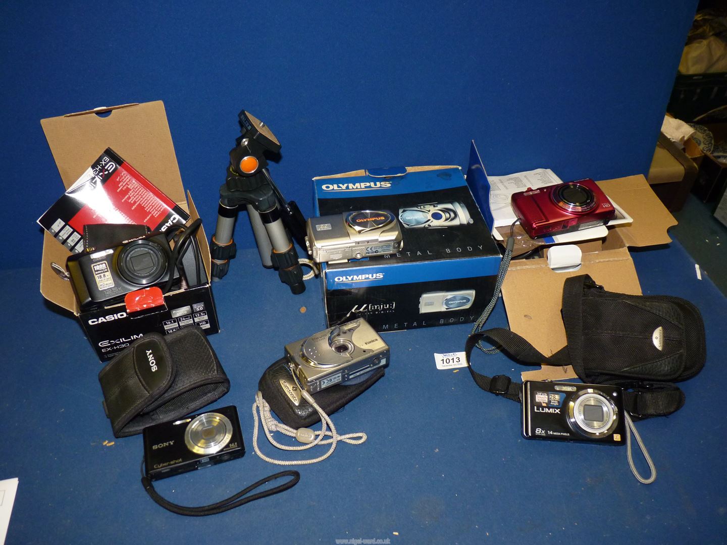 A quantity of Digital Cameras inc a Sony Cybershot DSC-W320 with Carl Zeiss Vario-Tessar Lens and