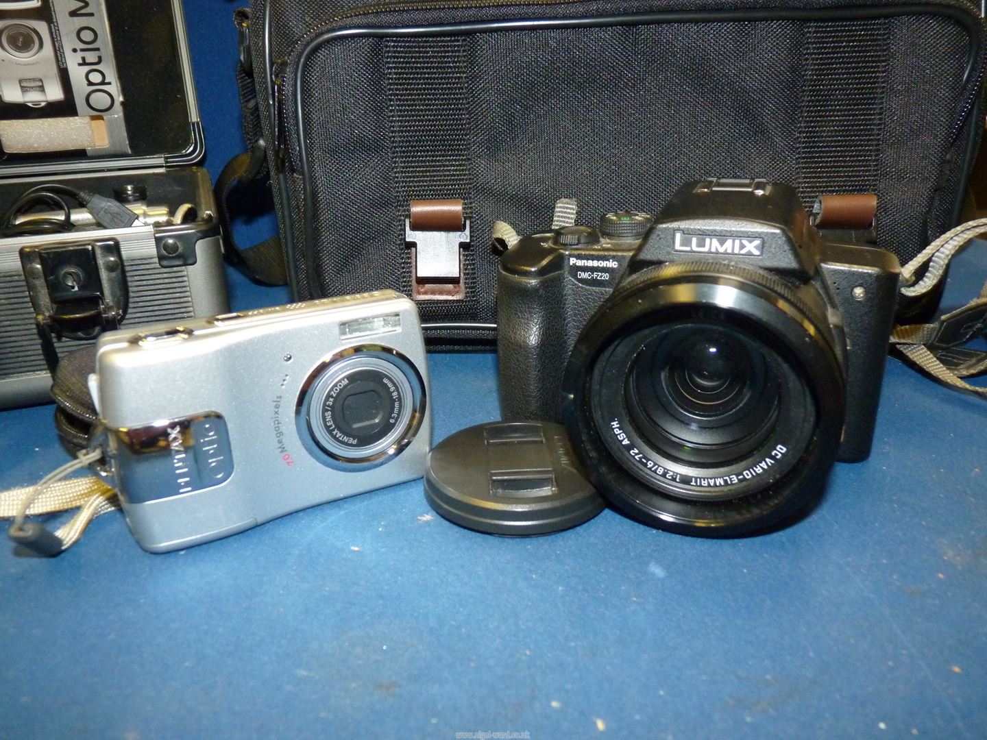 A Panasonic Lumix DMC-FZ20 Digital Bridge Camera having a Leica DC Vario-Elmarit f/2. - Image 2 of 2