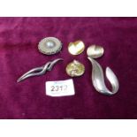 A vintage silver brooch of two entwined cats, Mexican hat locket and two pairs of clip on earrings,