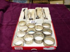 A quantity of silver plated napkin rings together with 4 Regent plated boxed presentation spoons by