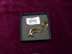 A 9ct gold Brooch in wave design, 6.32 grams.