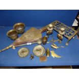 A quantity of brass to include; two jardinieres, two small plates with Oriental design,