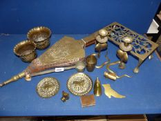 A quantity of brass to include; two jardinieres, two small plates with Oriental design,