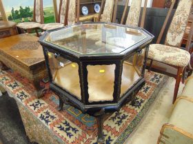 An Chinoiserie lacquered octagonal Bijouterie display