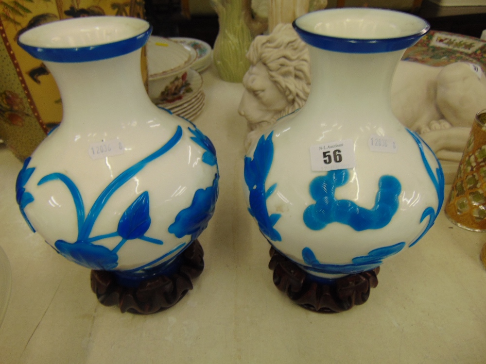 A pair of porcelain vases, - Image 3 of 4