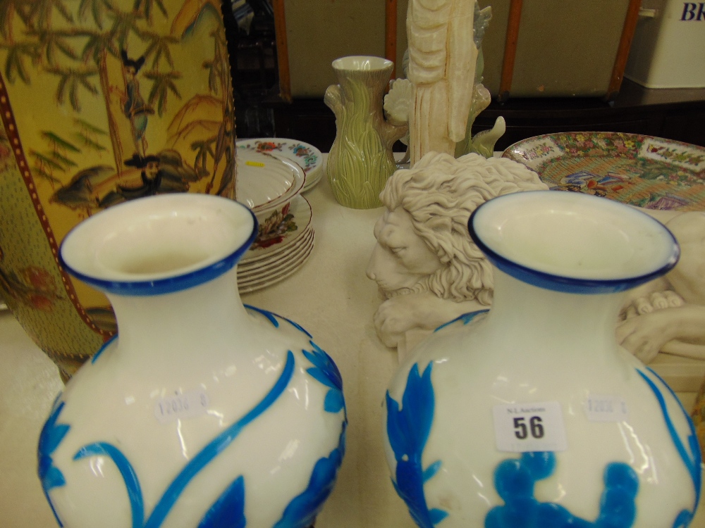 A pair of porcelain vases, - Image 2 of 4