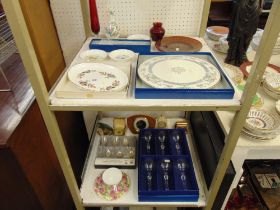 A qty of china ware and oddments, inc.