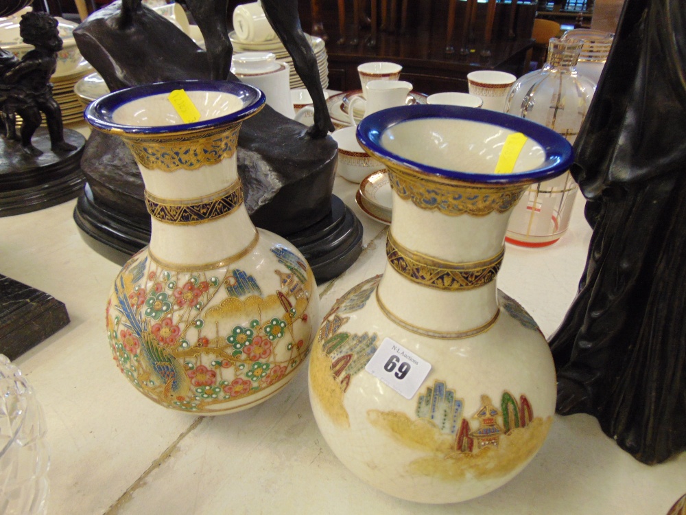 A pair of Japanese vases - Image 2 of 2