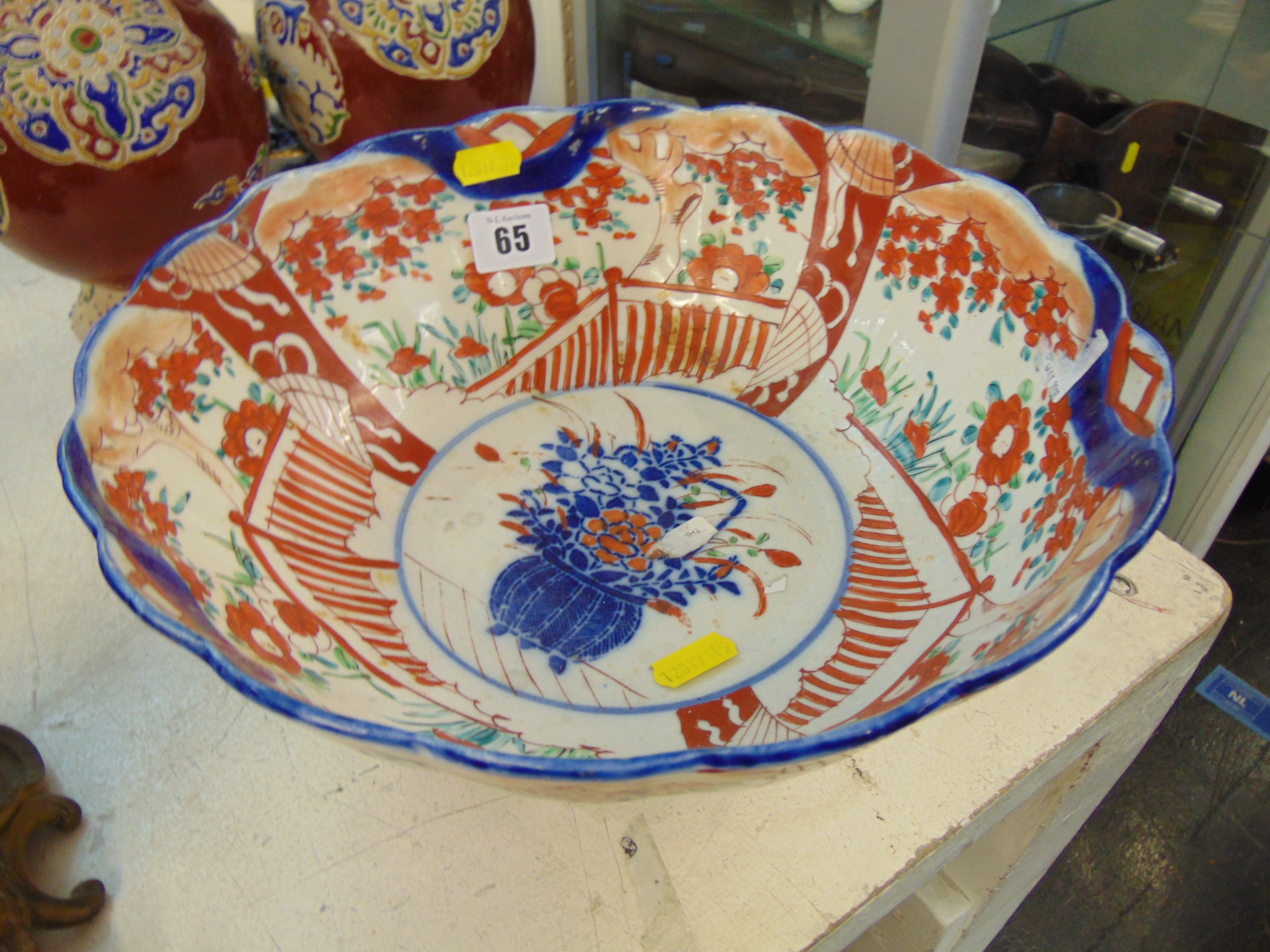 An Imari bowl, - Image 4 of 4