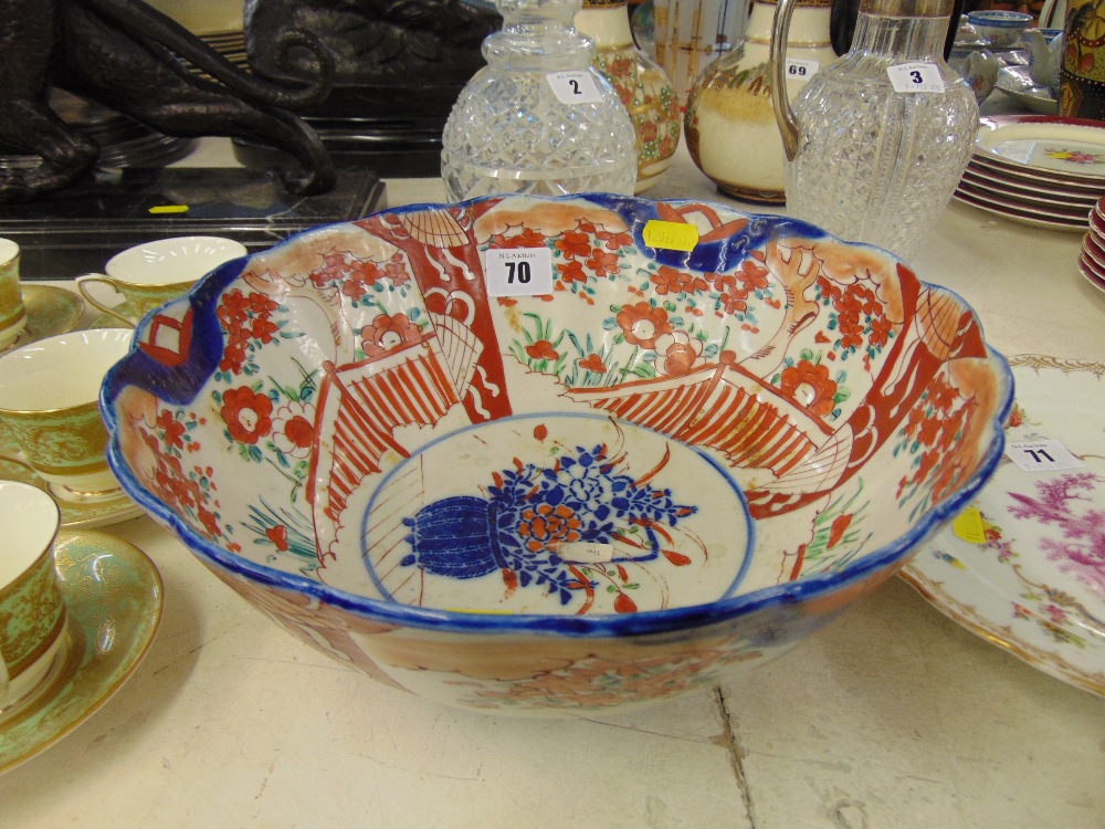 An Imari bowl, - Image 3 of 4