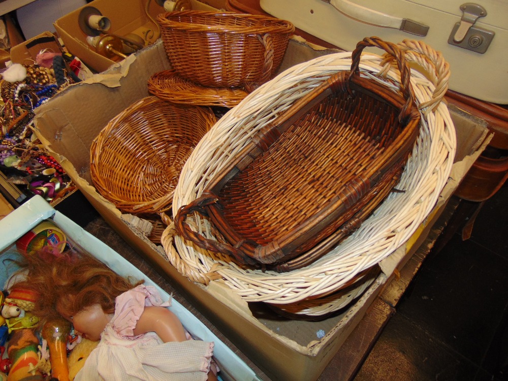 A qty of wicker baskets