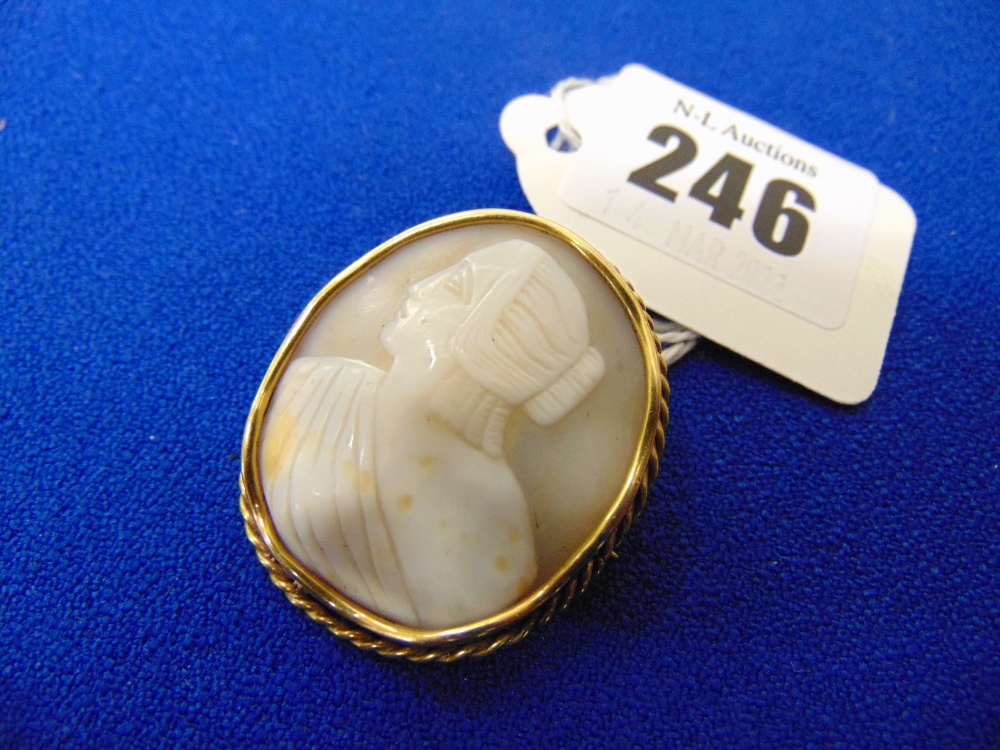 A 9ct Gold Shell Cameo brooch/ pendant - Image 2 of 2