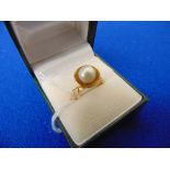 An 18ct Gold and Pearl ring