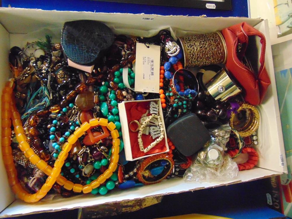 A large qty of costume jewellery