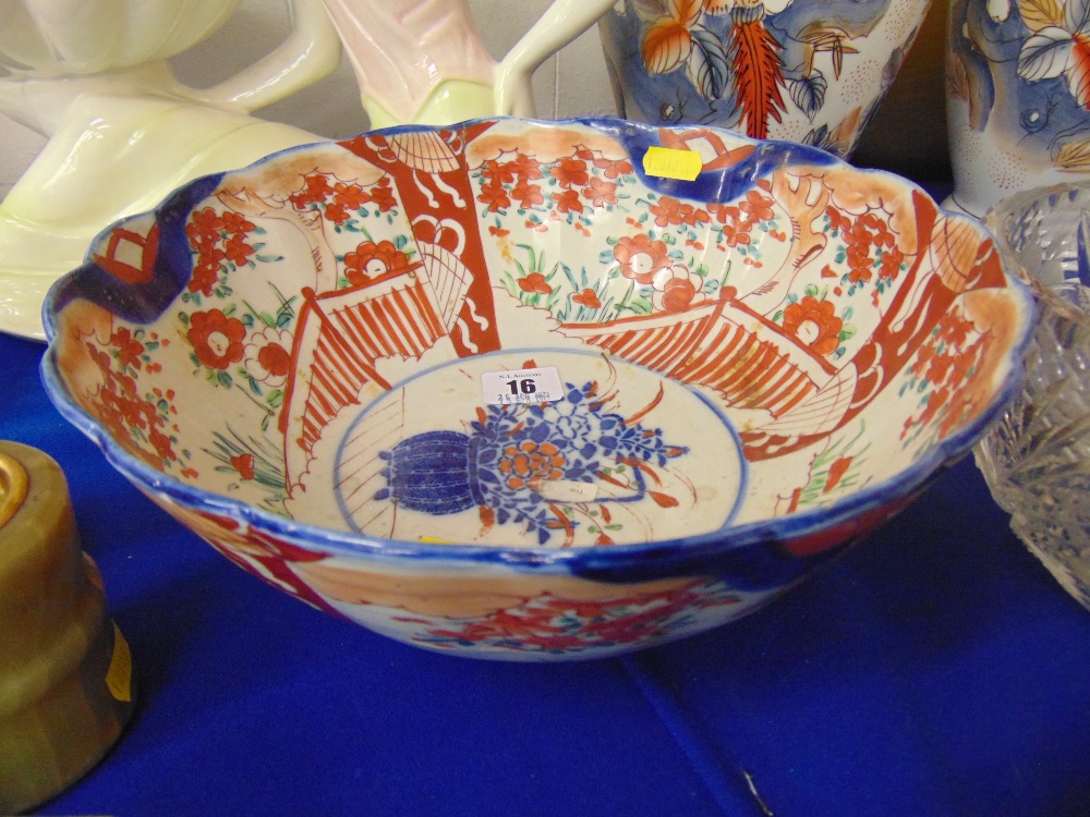 An Imari bowl, - Image 2 of 3