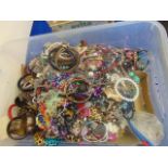 A qty of costume jewellery