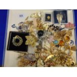 A qty of brooches