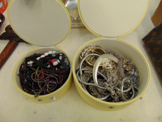 A qty of costume jewellery
