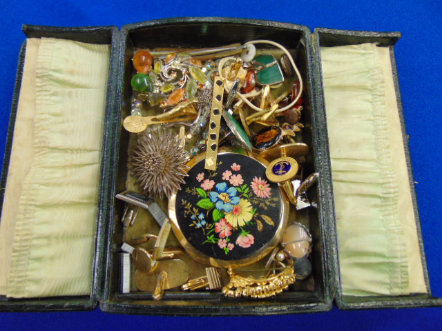 A qty of costume jewellery