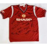 MANCHESTER UNITED - A 1985 SIGNED FOOTBALL SHIRT.