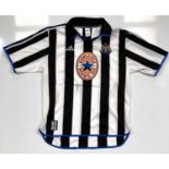 NEWCASTLE UNITED - A SHIRT SIGNED BY ALAN SHEARER.