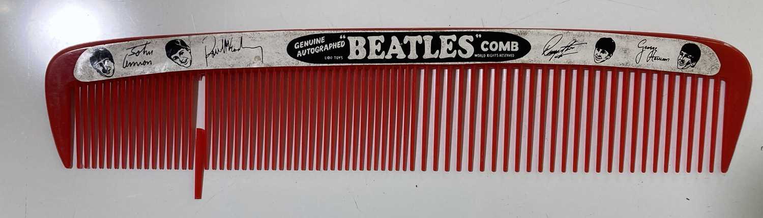 BEATLES MEMORABILIA INC LIDO TOYS COMB, 1964 FAN CLUB BADGE. - Bild 5 aus 5