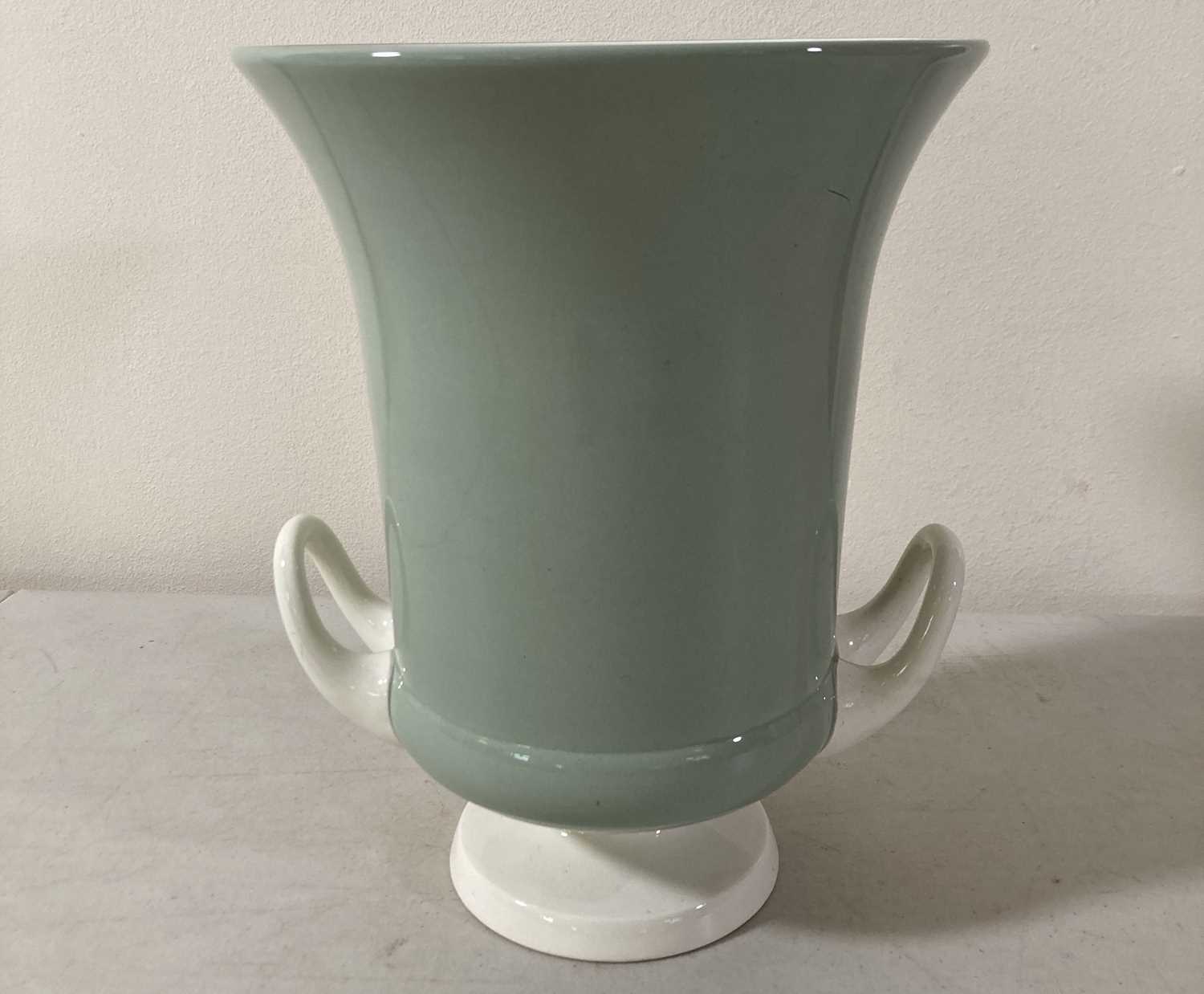 KEITH MURRAY DESIGNED WEDGEWOOD URN VASE. - Image 3 of 4