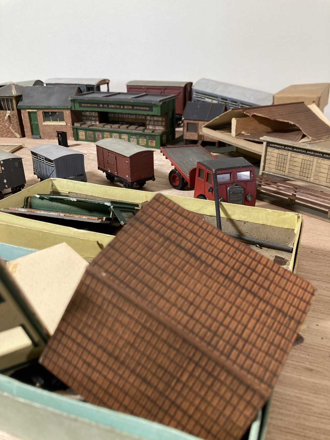 MODEL RAILWAY - STATION BUILDINGS / OUTBUILDINGS. - Image 3 of 11