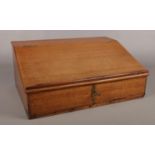 An Oak table top writing chest with hinged reading slope top. Comes with key. H: 19.5cm, W: 45cm, D: