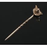 A boxed 9ct Gold stick pin depicting a fox head. Total weight: 2.48g