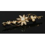 A 15ct Gold bar brooch, set with pearls. Total weight: 3.19g